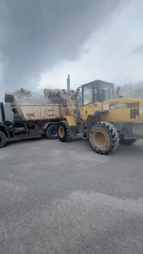 🚜 PÁ CARREGADEIRA

Marca: Komatsu
Modelo: WA200
Ano: 2011
Status: Máquina operacional
❄️ Ar-condicionado: Gelando perfeitamente

📍 Localização: Londrina – PR

📞 Informações e vendas: (43) 99197-1102